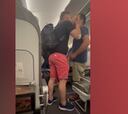La brutal pelea entre dos personas en un avión: ¡a combos!