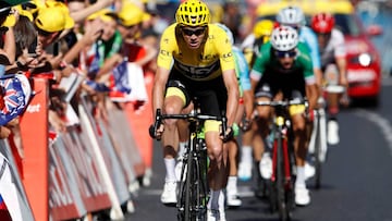 Chris Froome encabeza el grupo de favoritos en la meta de la 15&ordf; etapa en Le Puy en Velay.