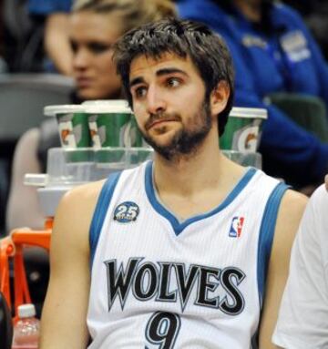 Ricky Rubio observa cabizbajo la derrota de su equipo ante los Rockets.