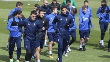 Jugadores del Real Zaragoza durante un entrenamiento.