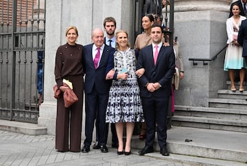 Don Juan Carlos de Borbón, la Infanta Elena de Borbón,  sus hijos, Felipe Juan Froilán y Victoria Federica, la infanta Cristina de Borbón y su hijo, Juan Valentín Urdangarín,  salen de la parroquia del Sagrado Corazón y San Francisco de Borja.