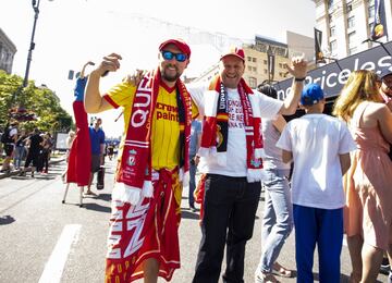 Aficionados del Liverpool presentes en las calles de Kiev. 
