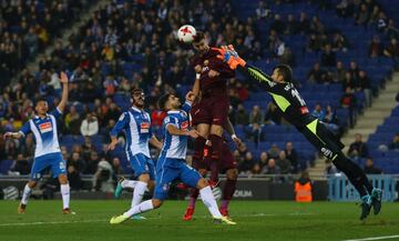 Gerard Piqué y Diego López.