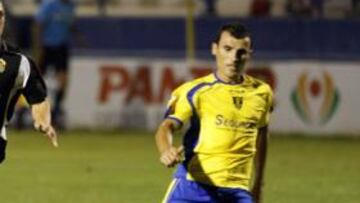 <b>DEBUT SIN ACIERTO. </b>El veterano Carmelo Manresa corta un balón ante la presencia del danés Nicki Bille.