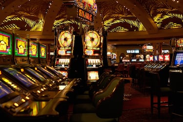 Históricamente, la mayoría de las áreas de casino no tenían ventanas ni relojes. Esto se diseñó intencionalmente para que los jugadores perdieran la noción del tiempo y siguieran apostando.
