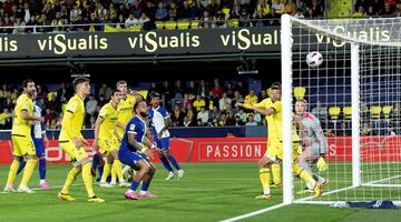 El ahora central lleva una temporada descomunal desde su nueva posición. Atrás es correoso como pocos y no se lo piensa dos veces para despejar el peligro. Ante el Villarreal, además, se asomó por la meta rival con un cabezazo en un córner. Imparable para Jorgensen.