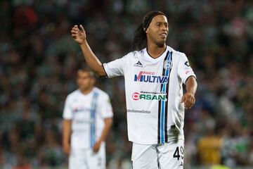 Ronaldinho durante un partido con Querétaro.