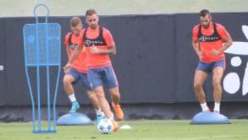 Alcácer (centro) en un entrenamiento.