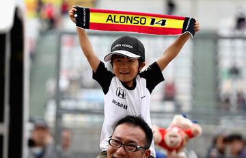 Un joven fan de Fernando Alonso muetsra su apoyo al piloto asturiano.