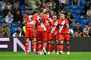 Los jugadores del Rayo celebran el gol de RdT.