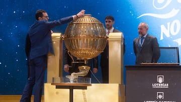 Preparación del bombo antes de la celebración del Sorteo Extraordinario de la Lotería de Navidad 2024, en el Teatro Real, a 22 de diciembre de 2024, en Madrid (España). El Estado reparte hoy un total de 2.702 millones de euros en premios, lo que supone 112 millones más que el año pasado. Para este sorteo se han puesto a la venta 193 millones de décimos de Lotería de Navidad. Este año la emisión consta de 193 series (ocho más que el anterior) de 100.000 números cada una, y asciende a 3.860 millones de euros, de los que se repartirá un 70% en premios.
22 DICIEMBRE 2024;SORTEO;NAVIDAD;LOTERIA
Eduardo Parra / Europa Press
22/12/2024