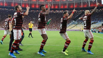 RIO DE JANEIRO, BRAZIL - OCTOBER 23: Gabriel Barbosa of Flamengo celebrates with teammates after scoring during a second leg semi-final match between Flamengo and Gremio as part of Copa CONMEBOL Libertadores at Maracana Stadium on October 23, 2019 in Rio 