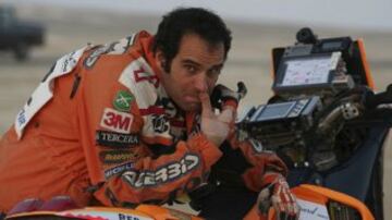 Carlo De Gavardo se hizo conocido por su participación en el Dakar, donde llegó a salir tercero en motos. Luego se dedicó a correr el Rally Mobil.