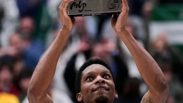 BADALONA, 19/02/2023.- El jugador estadounidense de Unicaja Málaga, Tyson Carter, con el trofeo de MVP de la Copa del Rey que ha recibido tras la final disputada hoy Domingo frente a Lenovo Tenerife en el Pabellón Olímpico de Badalona. EFE/Alejandro García
