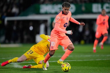 0-1. Pase de Dani Olmo para la carrera de Lamine Yamal que sorprende a la defensa del Elche. El dorsal 10 del Barcelona, en el mano amano, regatea a Iñaki Peña y anota a placer.