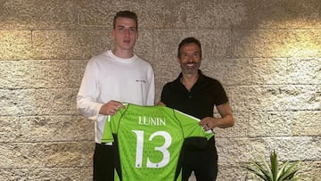 Lunin y Mendes posan tras su contrato.