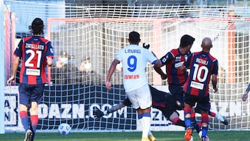 Luis Muriel anota uno de sus dos goles ante el Crotone.