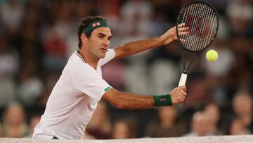 Roger Federer devuelve una bola durante su partido ante Rafa Nadal en la exhibici&oacute;n &#039;The Match In Africa&#039;.