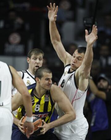 Nemanja Bjelica y Jonas Maciulis. 