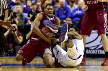 El jugador de los Eastern Kentucky Colonels, Corey Walden (2) lucha por un balón perdido, con el jugador de los Kansas Jayhawks, Andrew Wiggins (22) durante la segunda ronda del Campeonato de Baloncesto 2014 de la NCAA.