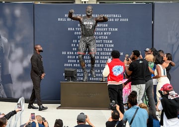 Oscar León y Omri Amrany, han sido los autores de la estatua de Wade que estará a las afueras del pabellón de los Miami Heat. En la imagen se puede ver al exjugador haciendo una famosa celebración después de anotar un lanzamiento ganador, señalando el parqué como queriendo decir "esta es mi casa". Wade jugó en Miami 15 temporadas ganando tres anillos (2006, 2012 y 2013), siendo MVP de la final en el primero, fue 13 veces All Star y estuvo en ocho ocasiones en los mejores quintetos de la NBA. El año pasado fue incluido en el Hall of Fame.