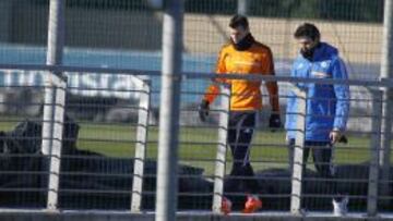 Gareth Bale se retira del entrenamiento de esta ma&ntilde;ana.