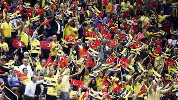 Los aficionados del Fenerbahçe celebran el pase a la Final Four.