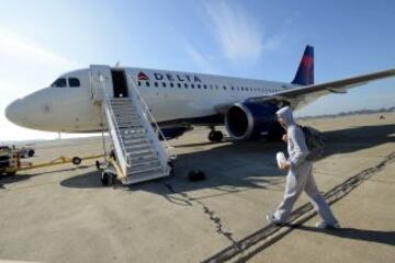 Stephen Curry se dispone a subir a un avión con destino a Utah.