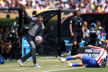 Renato Paiva, entrenador de Botafogo, con el bal¨®n en la mano.