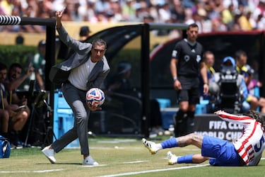 Renato Paiva, entrenador de Botafogo, con el balón en la mano.