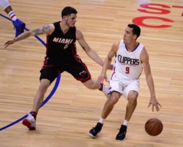 Pablo Prigioni avanza junto a Tyler Johnson.