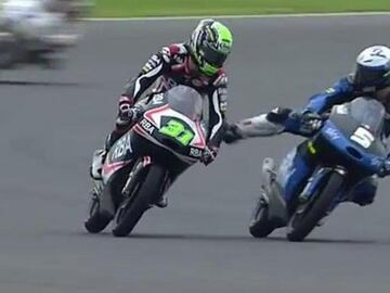 Patada de Fenati a Niklas Ajo en el 'Warm Up' del GP de Argentina 2015.