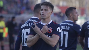 El jugador de Universidad de Chile Nicolas Oroz celebra con sus compa&ntilde;eros luego de convertir un gol contra Rangers.