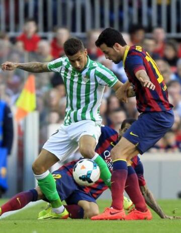 El centrocampista del FC Barcelona Sergio Busquets (d) disputa un balón con el delantero del Real Betis Álvaro Vadillo (i).