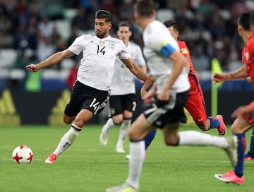 KAZ02. KAZAN (RUSIA), 22/06/2017.- El alemán Emre Can (i) en acción durante un partido del Grupo B por la Copa Confederaciones de la FIFA 2017, disputado entre Alemania y Chile hoy, jueves 22 de junio de 2017, en el estadio Kazan Arena de la ciudad de Kazan (Rusia). EFE/TOLGA BOZOGLU