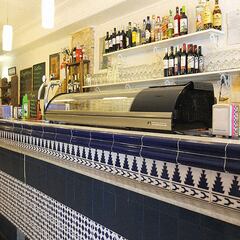 El bar inesperado de Madrid con botellines de cerveza a 1 euro: está en pleno centro y es ideal para el tardeo