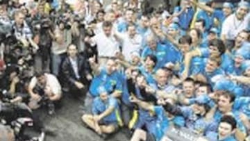 <b>CAMPEÓN. </b>Alonso fue el foco de atención de todas las cámaras.