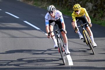 Pogacar y Vingegaard, en el descenso de Joux Plane (Jesús Rubio)