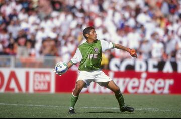 El hist¨®rico mexicano llam¨® la atenci¨®n por alternar su posici¨®n, ya que en varias ocasiones se le vio como delantero y marc¨® 41 goles.