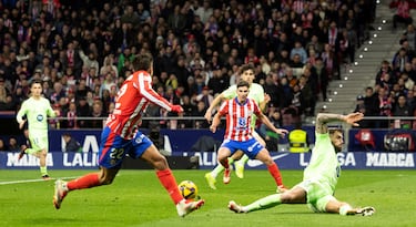 1-0. Saca en largo con el pie Jan Oblak, cabecea Samuel Lino y deja todo el espacio a Antoine Griezmann, avanza, asiste a Giuliano Simeone dentro del área y pone el pase de la muerte a Julián Álvarez para que marque a placer el primer tanto.