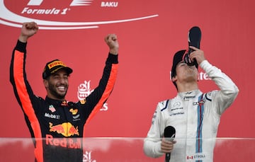 Daniel Ricciardo y Lance Stroll celebran la victoria en el podio del GP de Azerbaiyán. 