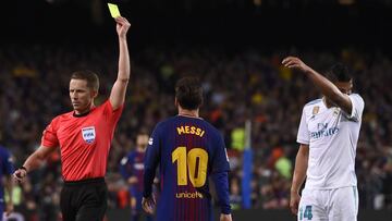 El árbitro Alejandro Hernández Hernández, del comité de Las Palmas, saca tarjeta amarilla a Messi en el Clásico de LaLiga Santander en mayo de 2018.