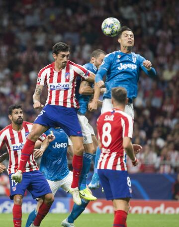 Stefan Savic y Cristiano Ronaldo.