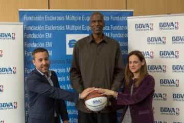 Robert Parish, en la foto junto a Yolanda Martinez, directora comercial de la territorial Norte de BBVA, estuvo con afectados por la esclerosis multiple. La Fundación Vasca de esa enfermedad recibió calurosamente al evento NBA3X.