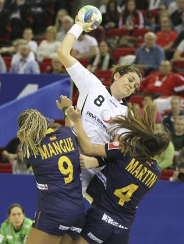 Marta Mangué y Carmen Martín pelean por el control del balón con la montenegrina Marija Jovanovic.