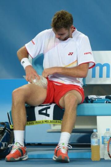 Desde el primer día de competición el Abierto de Australia está registrando temperaturas que superan los 40ºC por la ola de calor que afecta a Melbourne. Stanislas Wawrinka con bolsas de hielo para combatir las altas temperaturas.