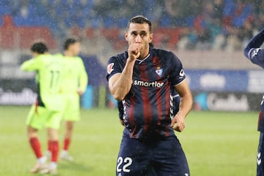 El lateral armero sigue creciendo partido a partido. Hizo el tanto de la victoria y provocó la expulsión de Petit. Un jugador para creer en cotas mayores que la permanencia. 
