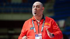 Lucas Mondelo da instrucciones a sus jugadoras durante el segundo partido del Preol&iacute;mpico de Belgrado que ha enfrentado a Espa&ntilde;a y a China