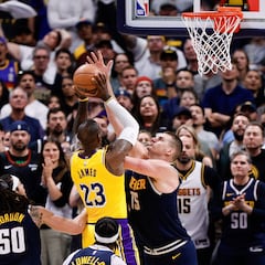 How many players have won the NBA MVP award 3 or more times?