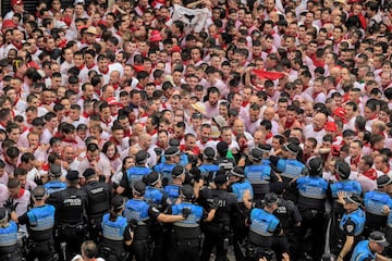 Los San Fermines vuelven tras dos años de parón debido a la pandemia. El exjugador de fútbol Juan Carlos Unzué prenderá la mecha del cohete inaugural. “Bienvenidos a las fiestas más grandes del mundo" ha sido el mensaje de la ciudad.